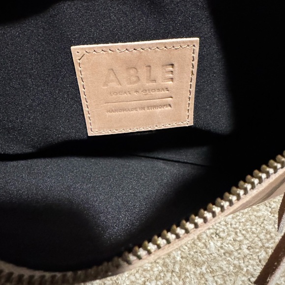 Able Pouch - Picture 3 of 5